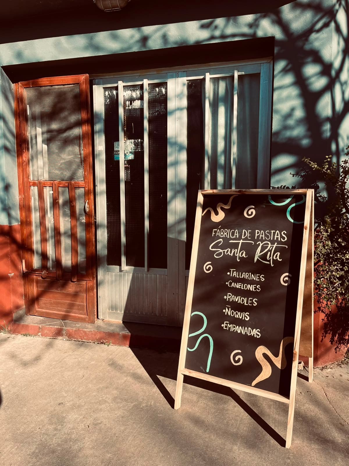 Entrada y cartel de Fábrica de Pastas Santa Rita